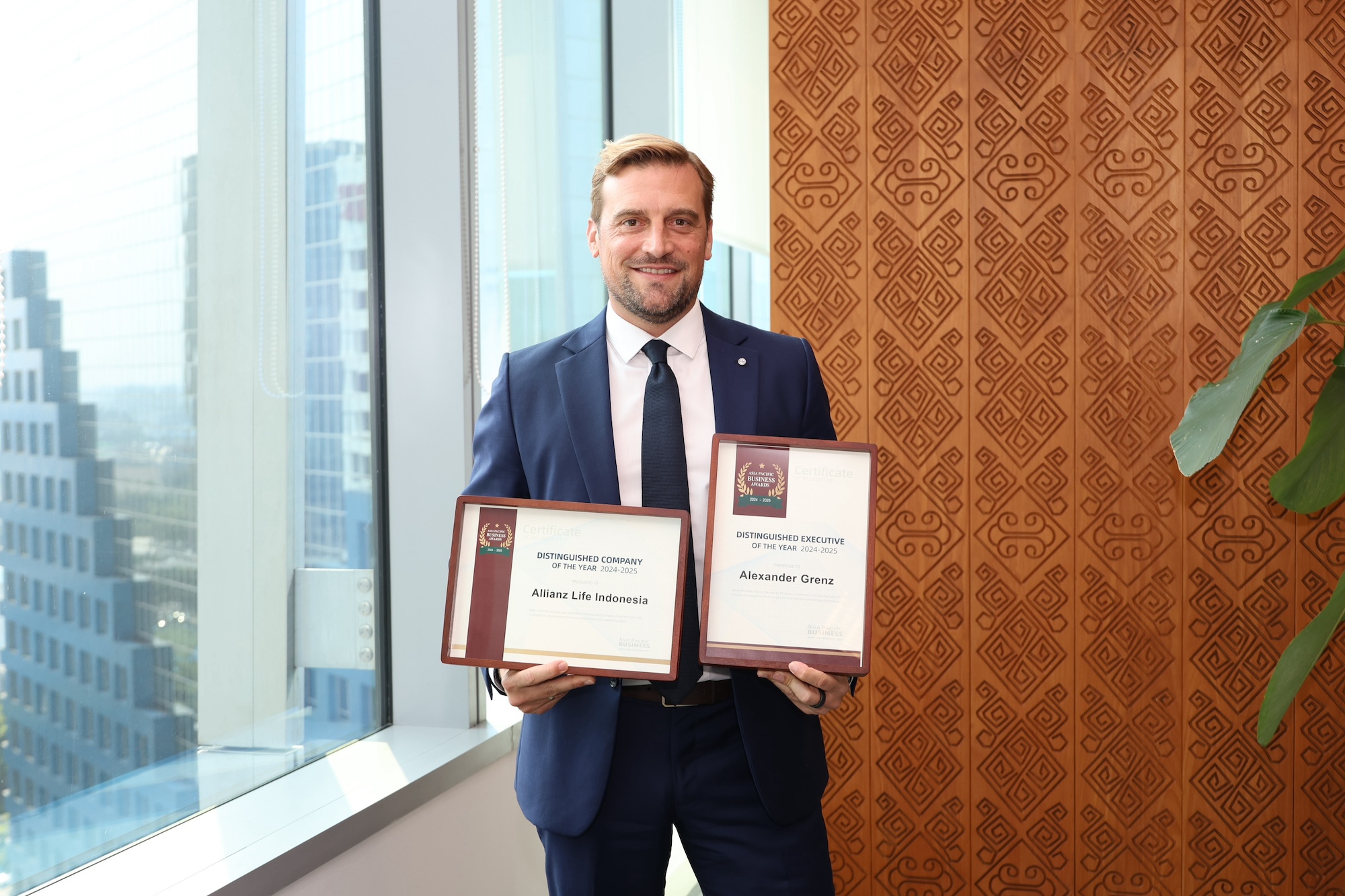 Allianz Life Syariah Indonesia Raih Indonesia Digital Popular Brand Award 2025